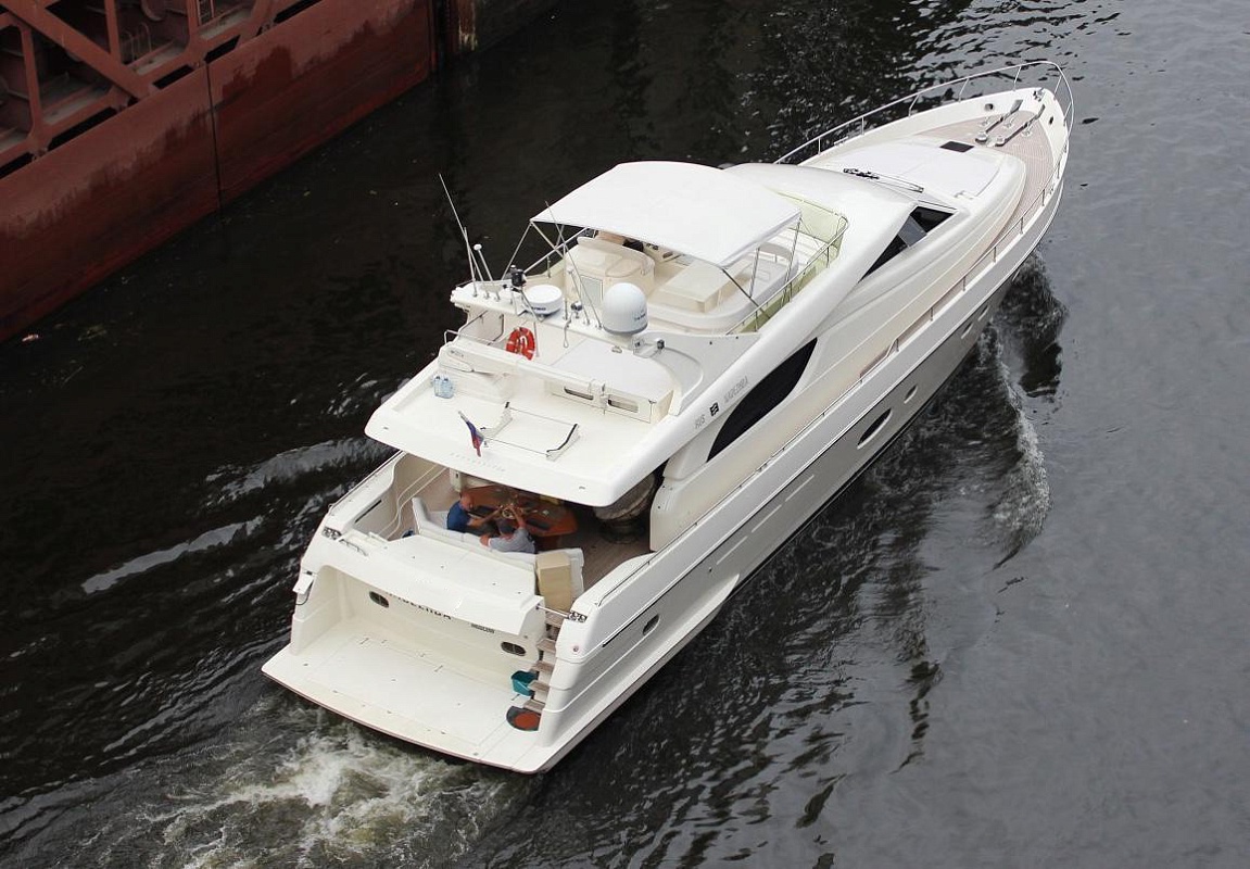 Шлюзование яхты Ferretti 72 Надежда в Москве